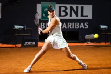 Bia Haddad luta, mas perde da número 1 do mundo e cai na semifinal de Roland Garros