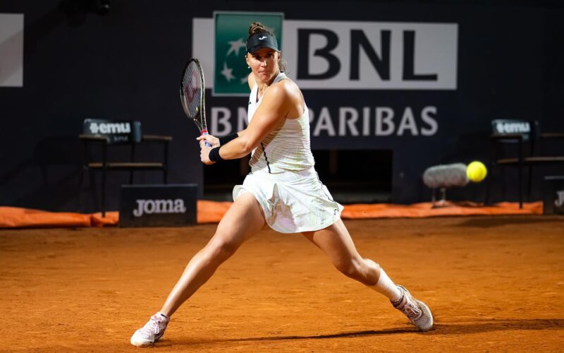 Bia Haddad luta, mas perde da número 1 do mundo e cai na semifinal de Roland Garros