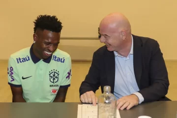 Presidente da Fifa visita seleção, volta a criticar racismo e conversa com Vini Jr.