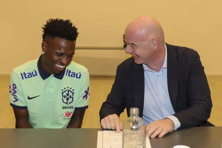 Presidente da Fifa visita seleção, volta a criticar racismo e conversa com Vini Jr.
