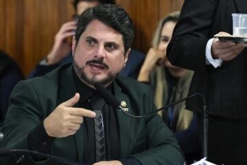 Após ordem de Alexandre de Moraes, PF cumpre mandado de busca e apreensão em residências de Marcos do Val