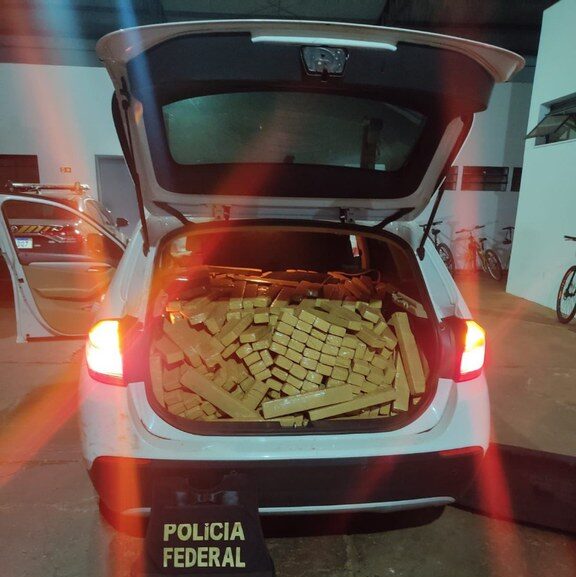 Polícia Federal apreende 800 kg de maconha em carro de luxo