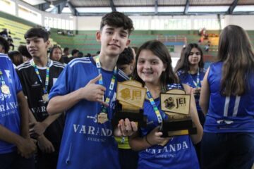 Atletas dos Jogos Escolares Itabiranos recebem premiação no Poliesportivo