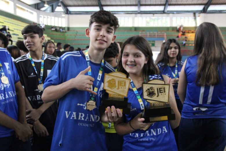 Atletas dos Jogos Escolares Itabiranos recebem premiação no Poliesportivo