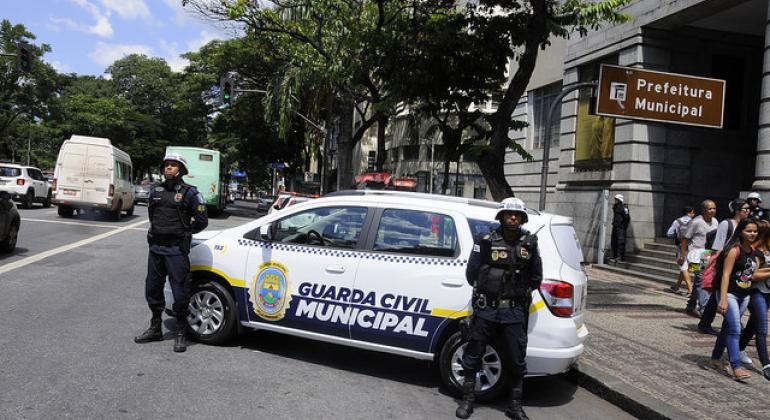 Homem procura Guarda Civil para denunciar agressão e agentes encontram mandado de prisão em aberto