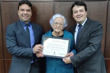 Senhora de 100 anos de vida é homenageada na Câmara de Monlevade