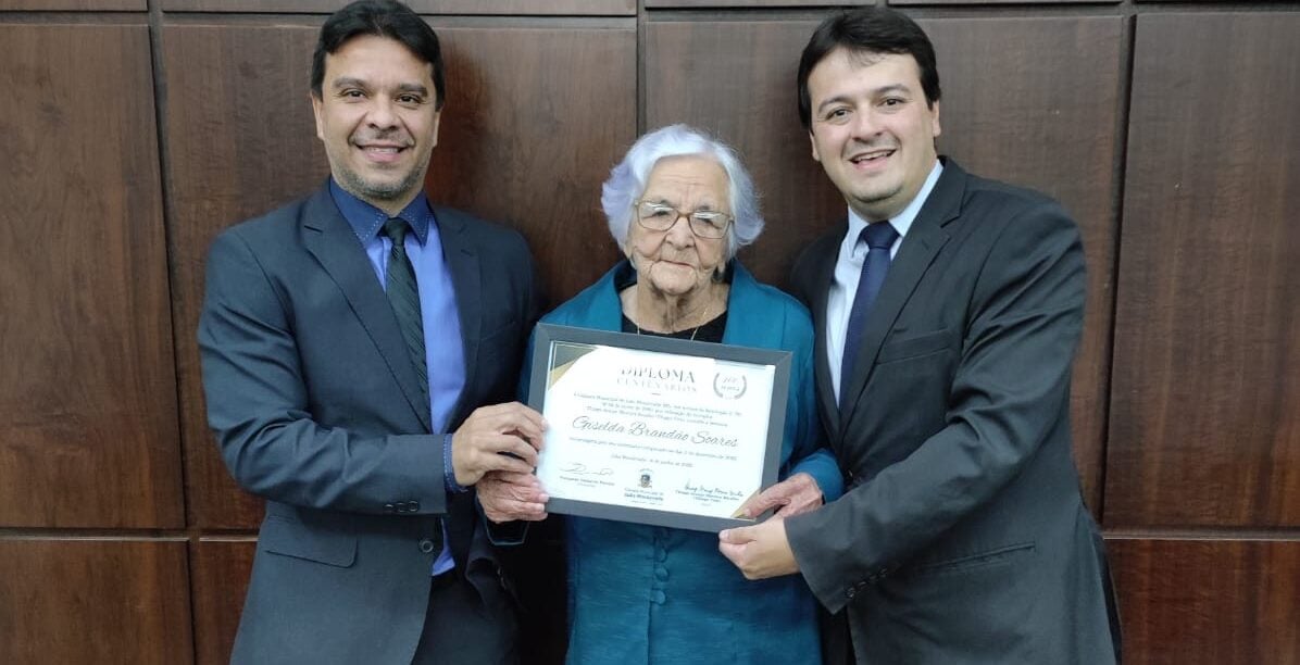 Senhora de 100 anos de vida é homenageada na Câmara de Monlevade