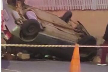 Carro capota próximo à praça do Campestre, em Itabira