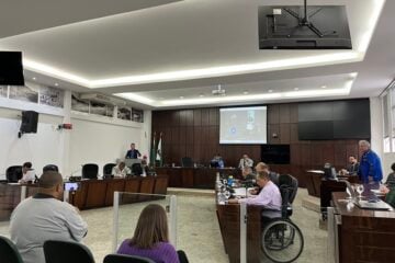 Senhora entra no Plenário da Câmara de Monlevade, bate bengala em vidro e interrompe reunião