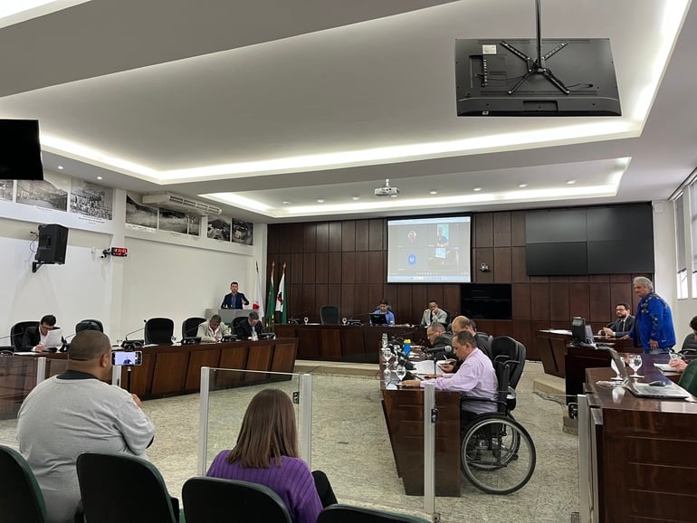 Senhora entra no Plenário da Câmara de Monlevade, bate bengala em vidro e interrompe reunião