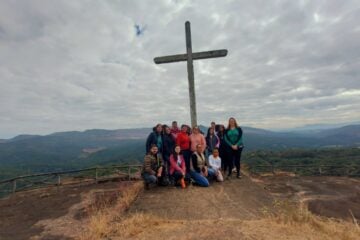 Estudantes exploram trilhas na Estação Ambiental de Peti, em São Gonçalo