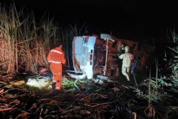 Criança fica presa às ferragens em acidente com caminhão
