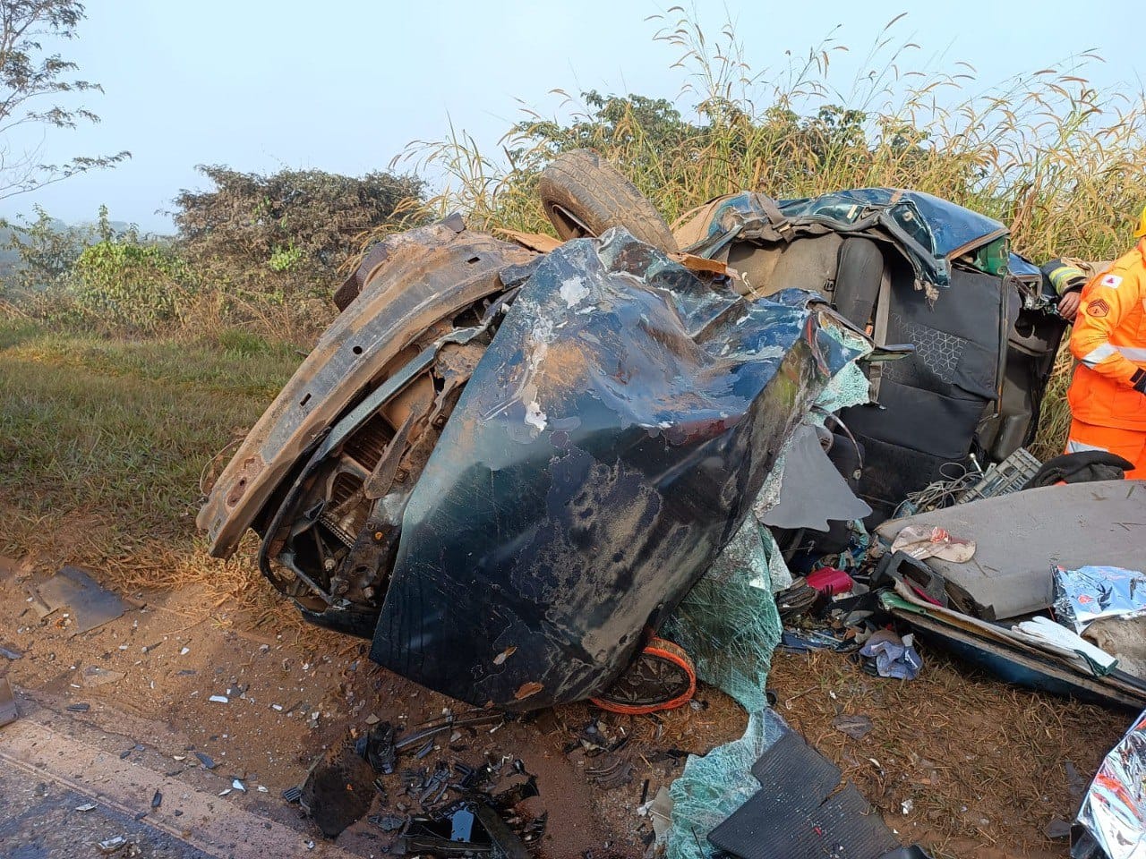 Uma pessoa morre e outras seis ficam feridas em acidente entre dois carros na BR-040