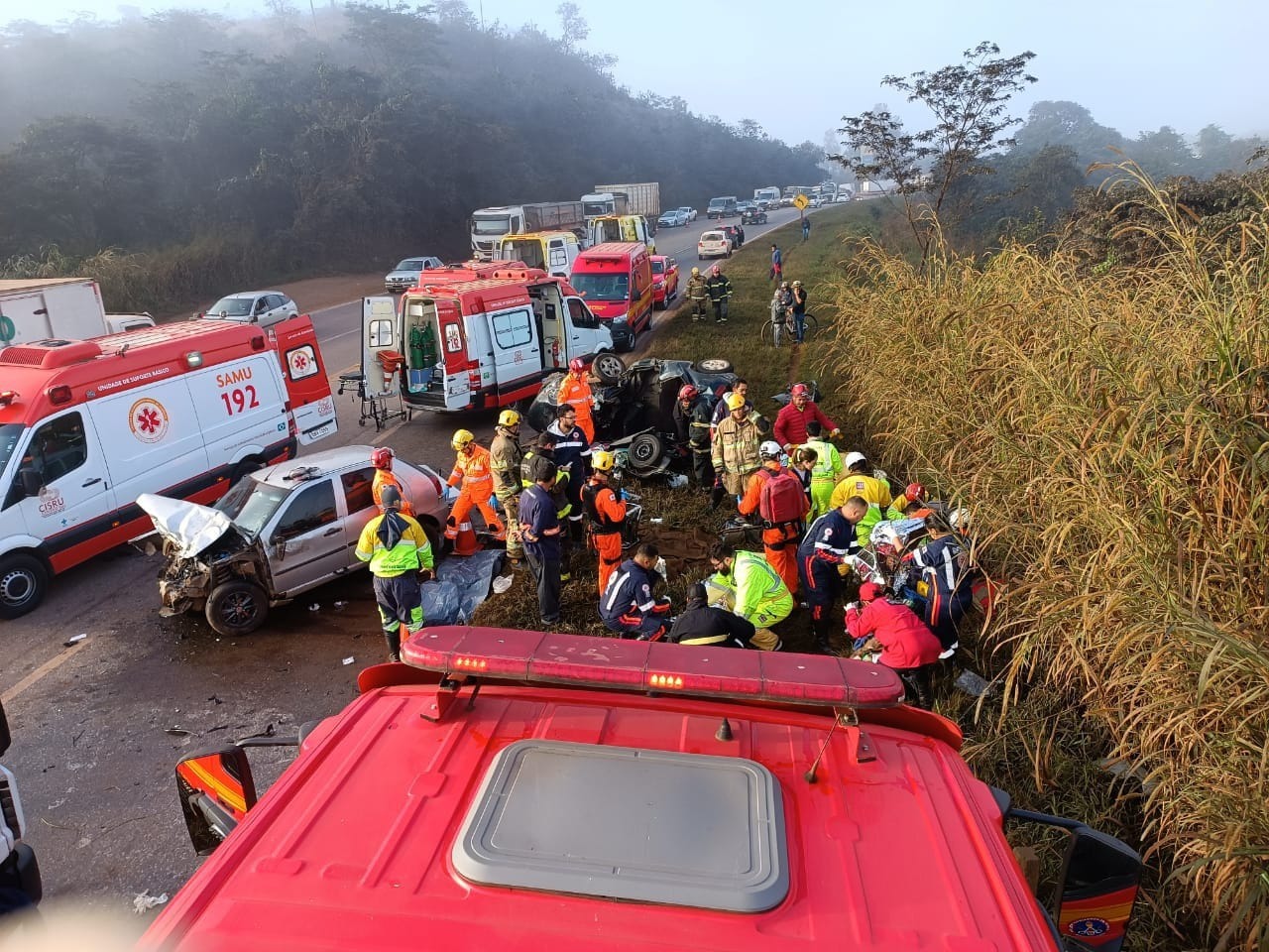 Uma pessoa morre e outras seis ficam feridas em acidente entre dois carros na BR-040