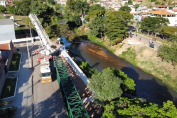 Com ajuda de guindaste, estrutura metálica da passarela de pedestres é instalada em Santa Maria de Itabira