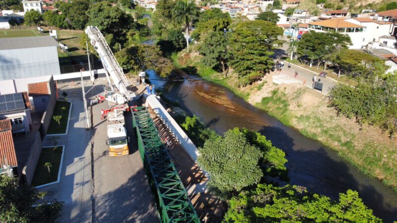 Com ajuda de guindaste, estrutura metálica da passarela de pedestres é instalada em Santa Maria de Itabira
