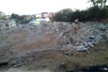 Terceirizada da Prefeitura de Itabira derruba muro de sítio no bairro Jardim das Oliveiras
