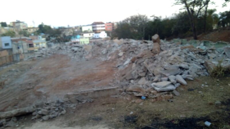 Terceirizada da Prefeitura de Itabira derruba muro de sítio no bairro Jardim das Oliveiras