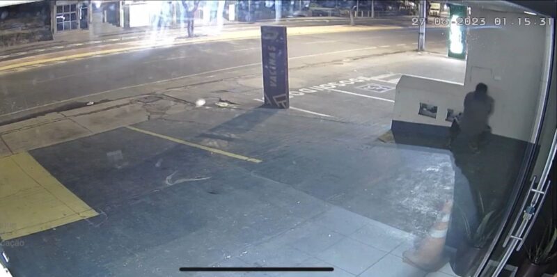 Homem é flagrado furtando torneiras na avenida Mauro Ribeiro, em Itabira