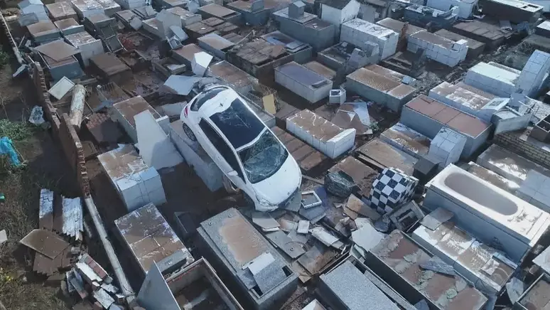 Ciclone no RS: bebê é um dos mortos; carro vai parar em cemitério no interior