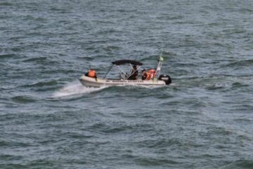 Barco naufraga em Santa Catarina após ciclone no Sul; Marinha busca desaparecidos