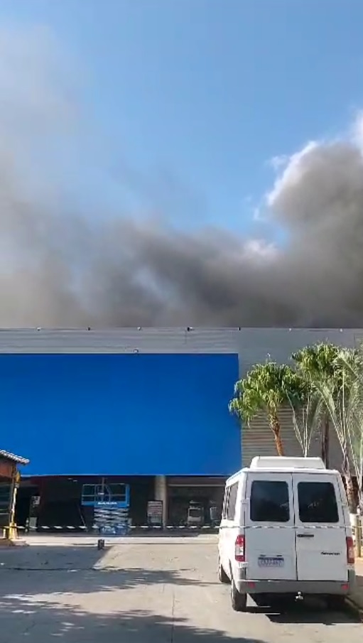 Incêndio atinge supermercado próximo ao Minas Shopping, em BH