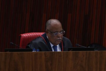 Ministro-relator do TSE, Benedito Gonçalves vota pela inelegibilidade de Bolsonaro