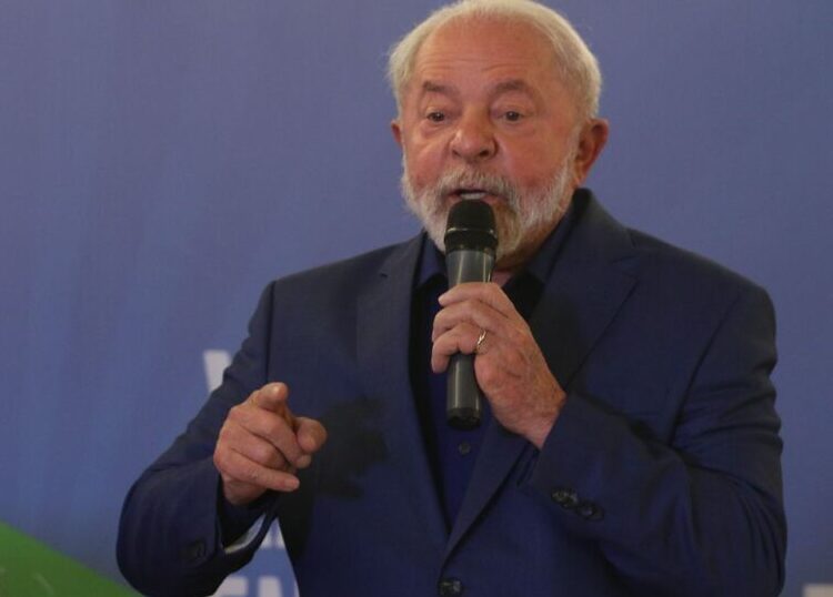 Lula diz na Bahia que no passado tomava água que passarinho não bebe