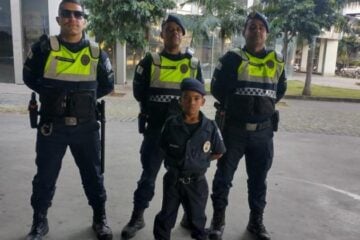 Criança ganha uniforme e miniatura da viatura da Guarda Municipal de Belo Horizonte