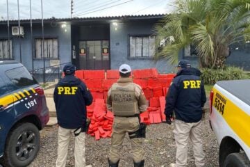 Motorista vê blitz, tenta fugir e é preso com 632kg de maconha na camioneta