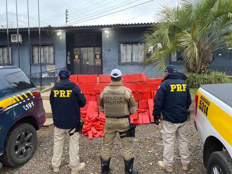 Motorista vê blitz, tenta fugir e é preso com 632kg de maconha na camioneta
