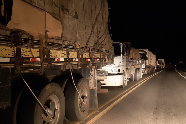 Acidente com carreta interdita parcialmente a estrada de Nova Era
