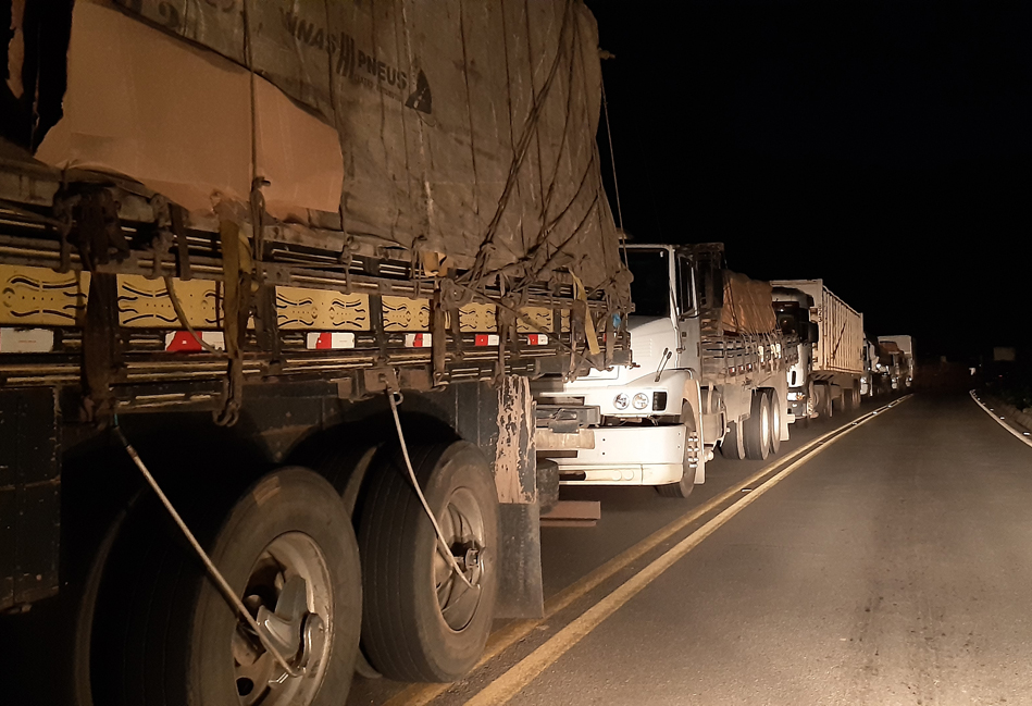 Acidente com carreta interdita parcialmente a estrada de Nova Era