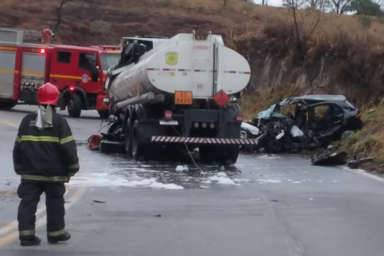 Grave acidente envolve caminhão-tanque, carreta bitrem e carro de passeio na BR-381