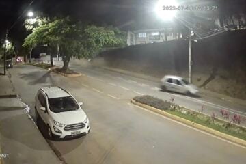 Mulher cai em bueiro, perde controle do carro e desce barranco em Itabira