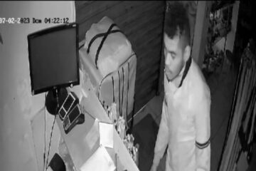 Câmeras de segurança flagram homem invadindo e furtando sapataria no Centro de Itabira