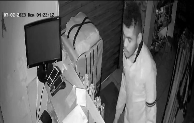 Câmeras de segurança flagram homem invadindo e furtando sapataria no Centro de Itabira
