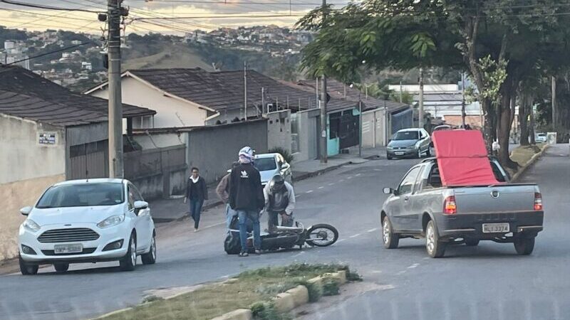 Caminhonete e moto colidem na avenida Ipiranga, em Itabira