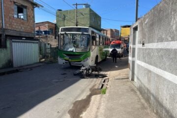 Motociclista é socorrido em estado grave após colisão frontal com ônibus