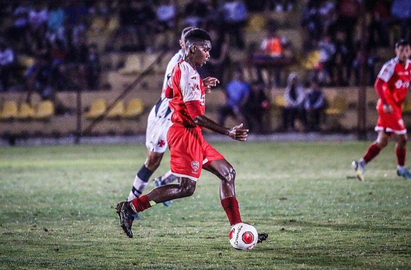 Jogador de futebol é baleado após sair de boate em Patos de Minas; PM prende três envolvidos