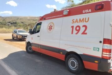 Idoso fica ferido ao ter o veículo atingido por carga excedente
