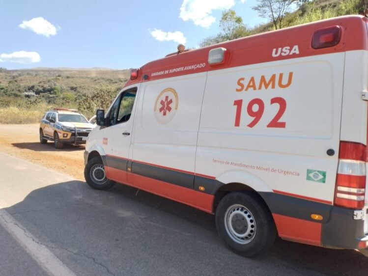 Idoso fica ferido ao ter o veículo atingido por carga excedente