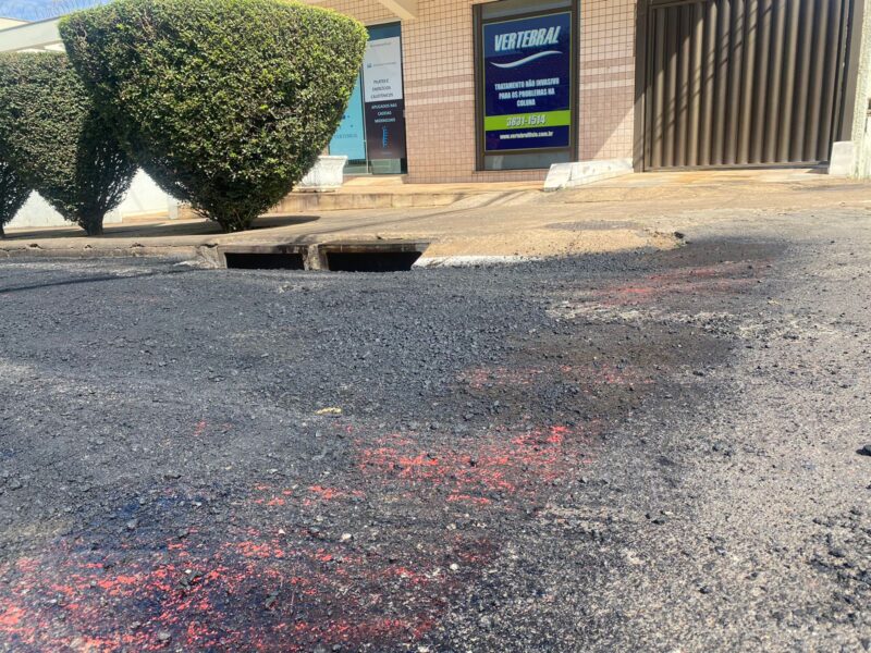 Prefeitura de Itabira pinta faixa de pedestre antes de pavimentar novo asfalto e terá de refazer serviço