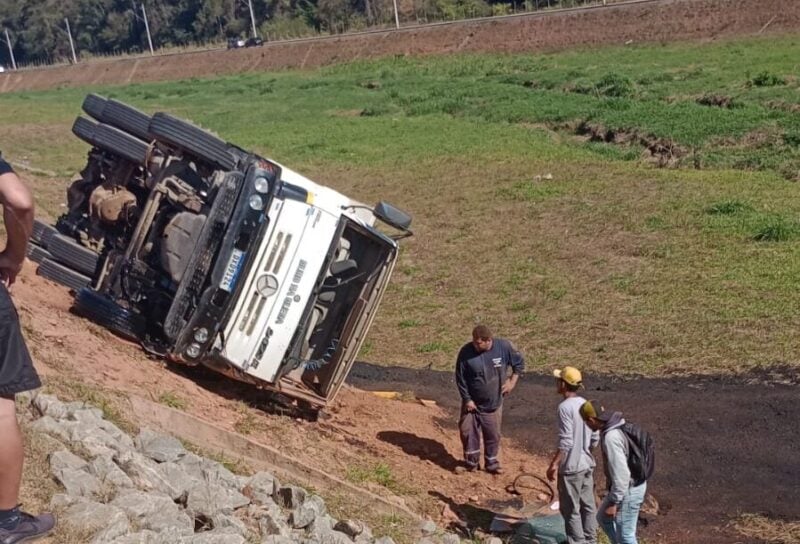 Caminhão da empresa Duro na Queda tomba na avenida Machado de Assis, em Itabira