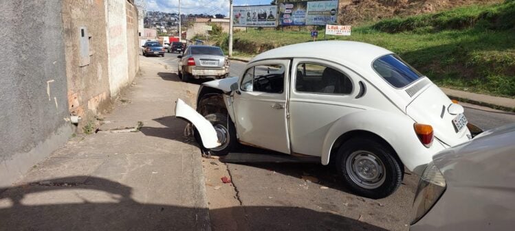 Idoso passa mal e bate Fusca na traseira de Vectra