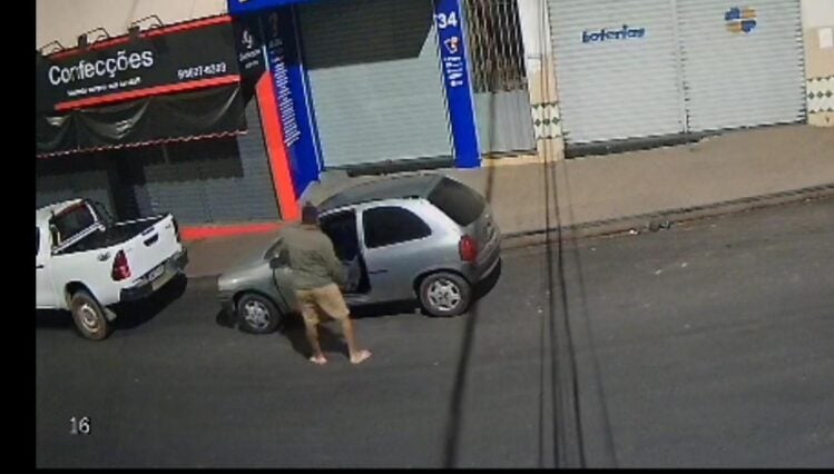 Homem é flagrado furtando veículo no bairro Bela Vista