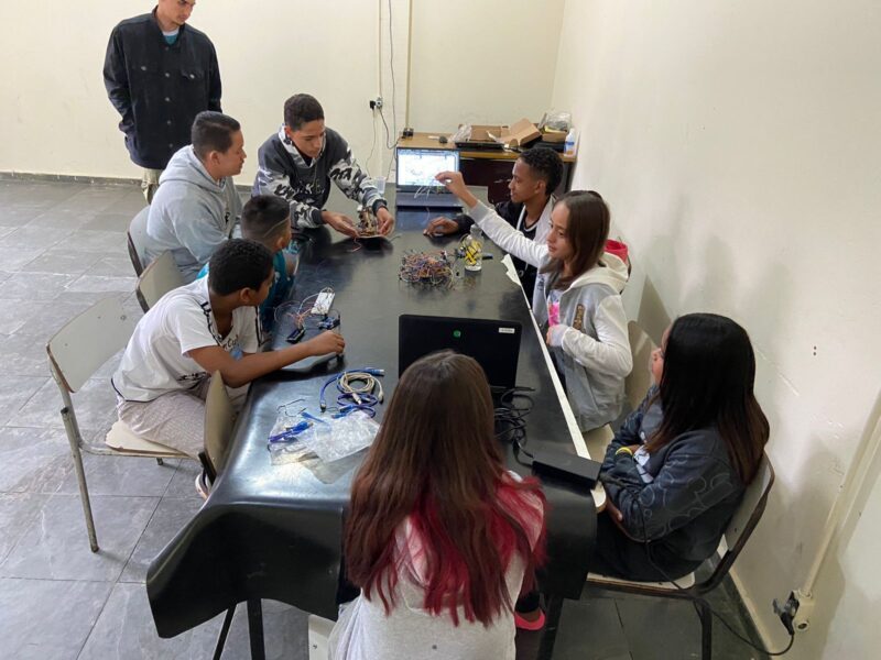 Combem oferece oficinas gratuitas de robótica para adolescentes; saiba como se inscrever