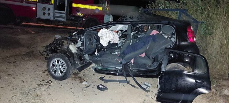 Colisão entre carro e caminhão deixa vítima presa às ferragens em Itabira