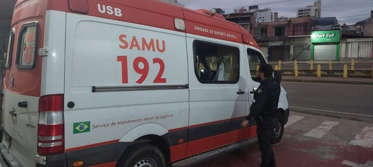 Ambulância do Samu é danificada durante atendimento no Gabiroba