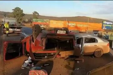 Carro capota na BR-040, em Nova Lima, no sentido Rio de Janeiro